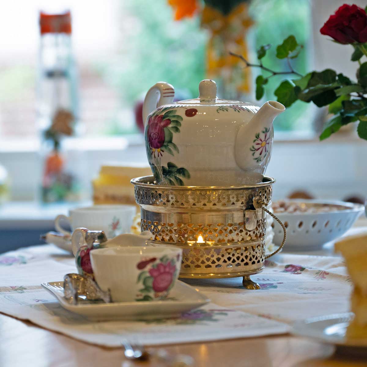Teezeremonie der ostfriesischen Teetied mit Stövchen