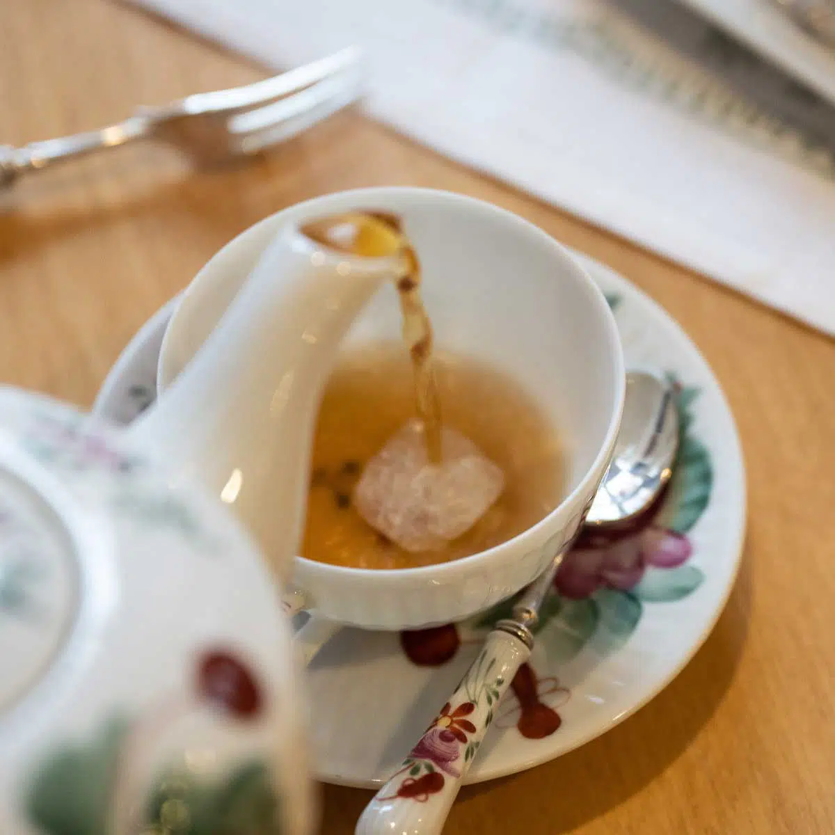 Teezeremonie der ostfriesischen Teetied mit Kluntje und Knistern