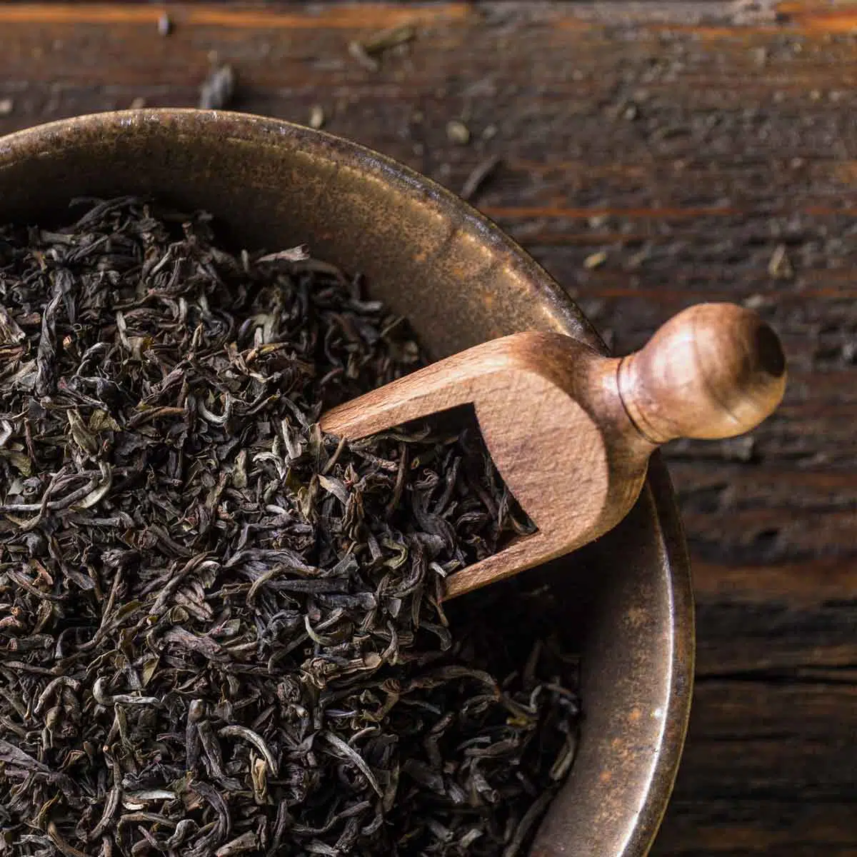 Teezeremonie der ostfriesischen Teetied mit schwarzen Ostfriesentee