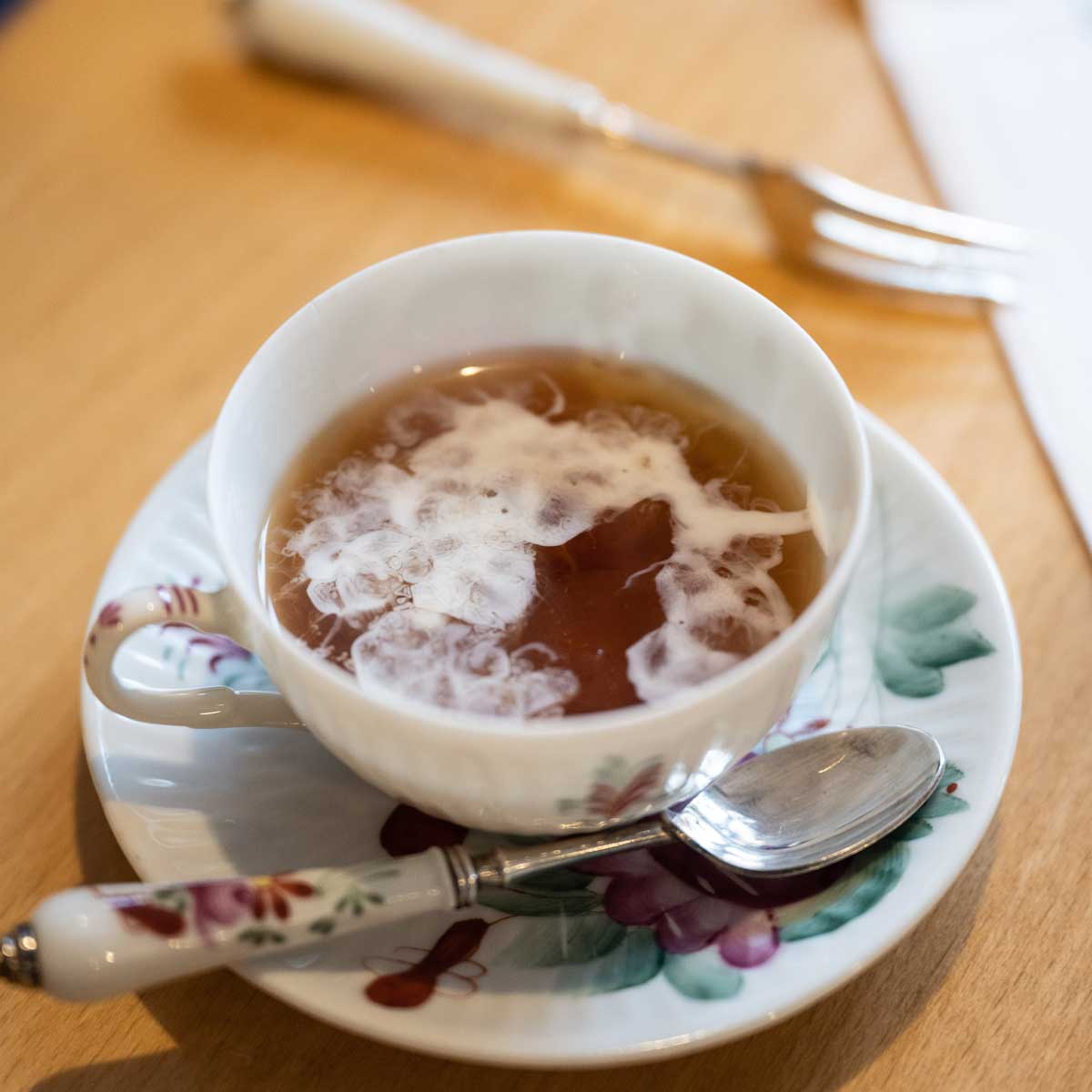 Teezeremonie der ostfriesischen Teetied mit süßem Ende