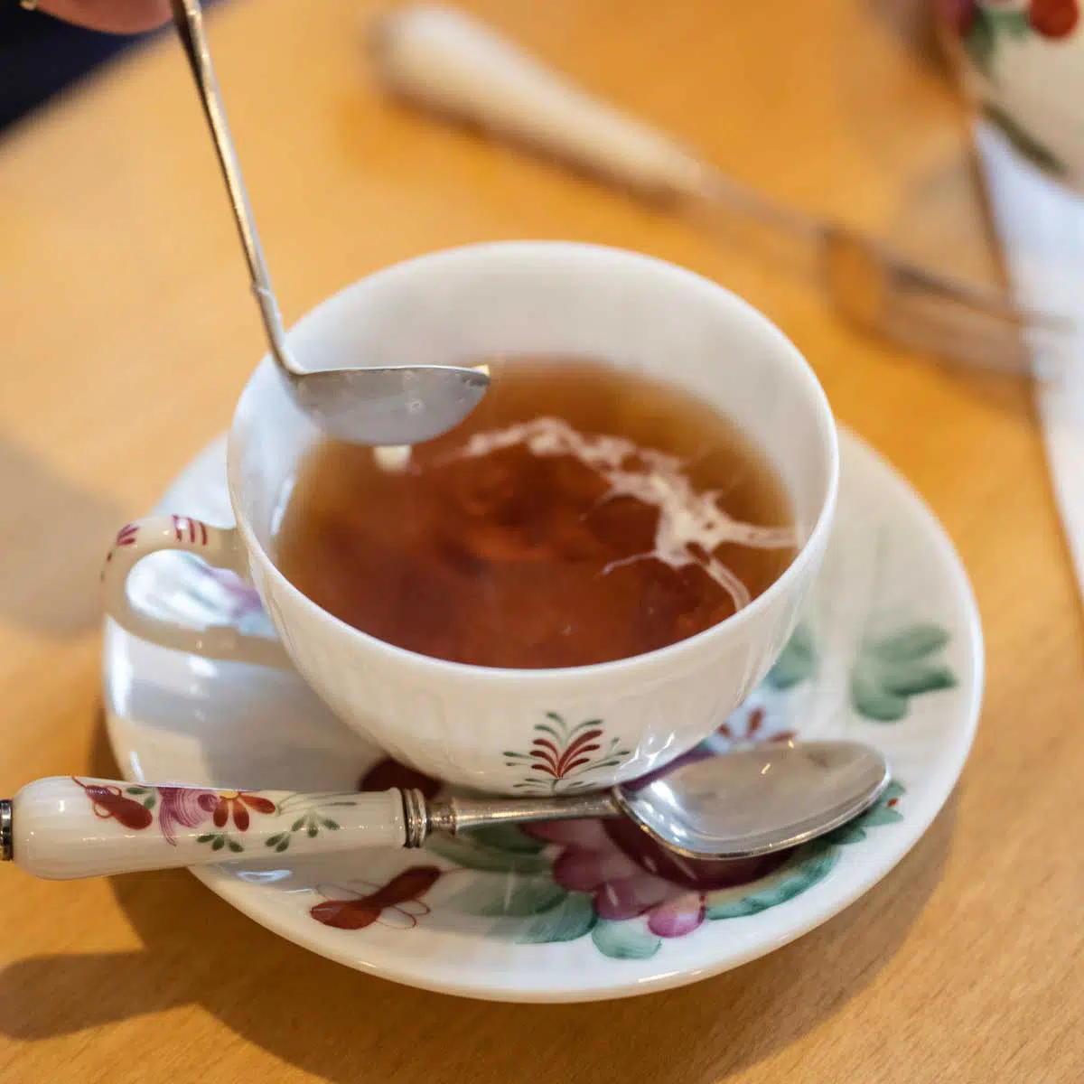 Teezeremonie der ostfriesischen Teetied mit Wulkje uns Sahne
