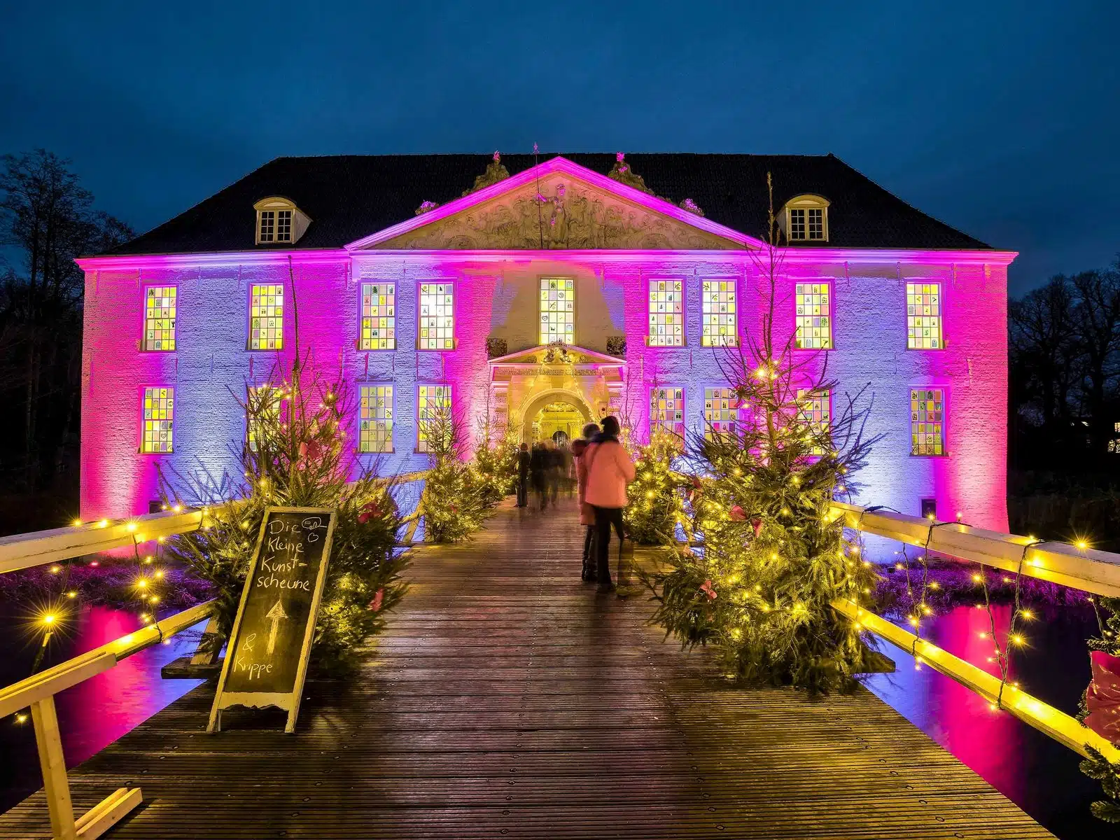 Weihnachtsmarkt im Wasserschloss zu Advent und Weihnachten in Dornum in Ostfriesland Weihnachtsmarkt im Wasserschloss zu Advent und Weihnachten in Dornum in Ostfriesland