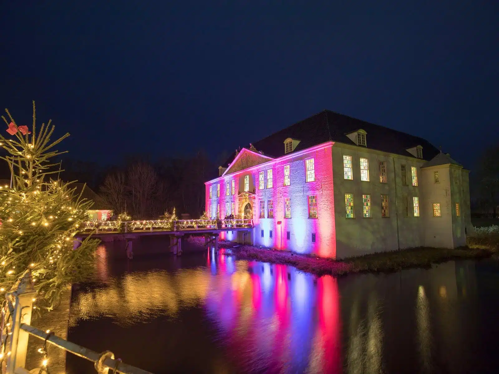 Weihnachtsmarkt im Wasserschloss zu Advent und Weihnachten in Dornum in Ostfriesland Weihnachtsmarkt im Wasserschloss zu Advent und Weihnachten in Dornum in Ostfriesland