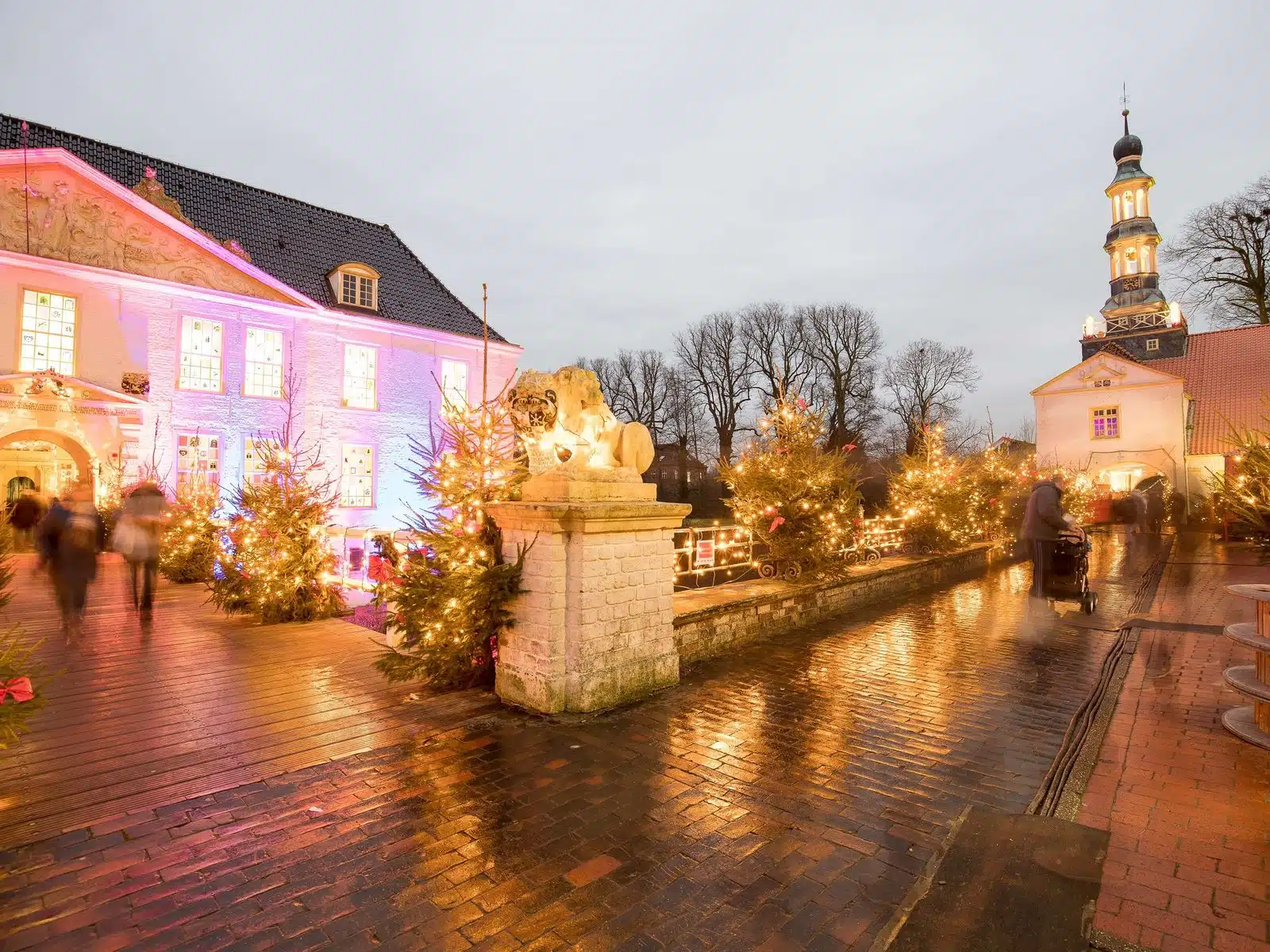 Weihnachtsmarkt im Wasserschloss zu Advent und Weihnachten in Dornum in Ostfriesland Weihnachtsmarkt im Wasserschloss zu Advent und Weihnachten in Dornum in Ostfriesland