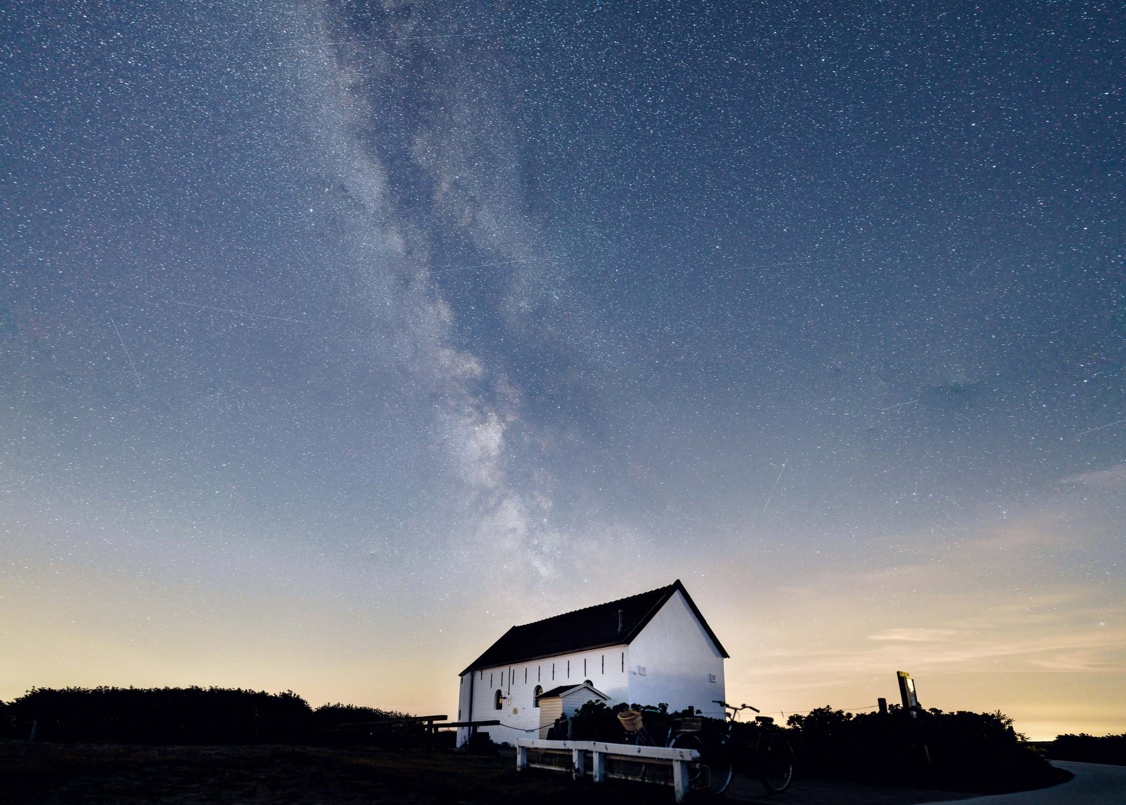 Sternenhimmel über einem weißen Haus auf Spiekeroog Sternenhimmel über einem weißen Haus auf Spiekeroog